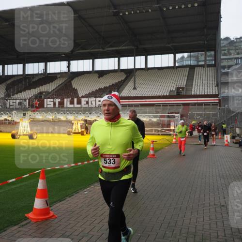 07.12.2025 - St. Pauli X-Mass-Run No. 15 Fabian Wolf http://msf.ph/oto/9420466 07.12.2025 11:39:48 Ziel 12, 533, 1838, 1843, 2561, 3362 meine-sportfotos.de