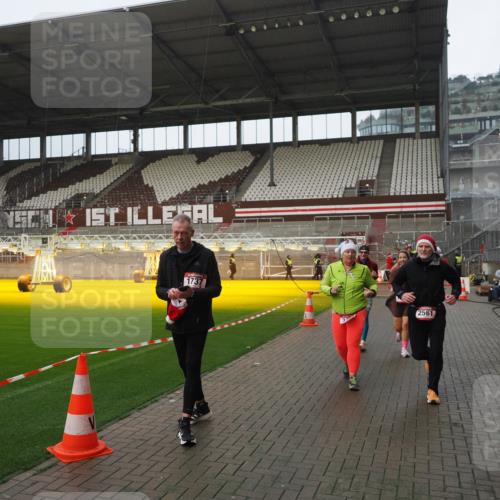 07.12.2025 - St. Pauli X-Mass-Run No. 15 Fabian Wolf http://msf.ph/oto/9420467 07.12.2025 11:39:52 Ziel 533, 1838, 1843, 2031, 2561, 3362 meine-sportfotos.de