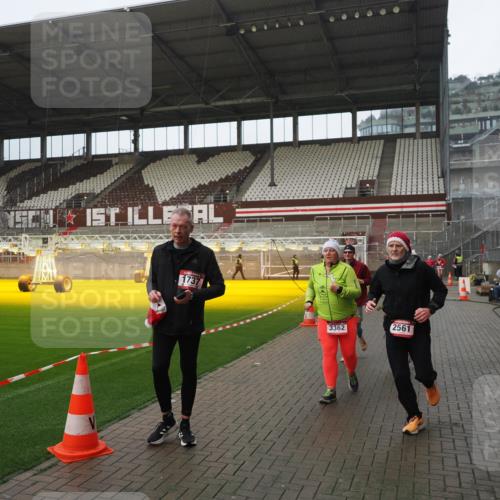 07.12.2025 - St. Pauli X-Mass-Run No. 15 Fabian Wolf http://msf.ph/oto/9420469 07.12.2025 11:39:53 Ziel 533, 1838, 1843, 2031, 2561, 3362 meine-sportfotos.de