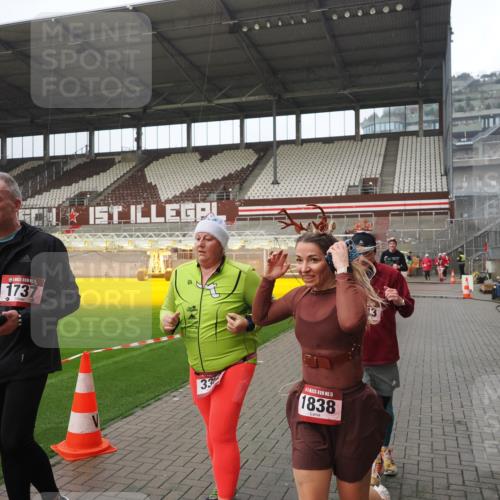 07.12.2025 - St. Pauli X-Mass-Run No. 15 Fabian Wolf http://msf.ph/oto/9420472 07.12.2025 11:39:55 Ziel 533, 1838, 1843, 2031, 2561, 3362 meine-sportfotos.de