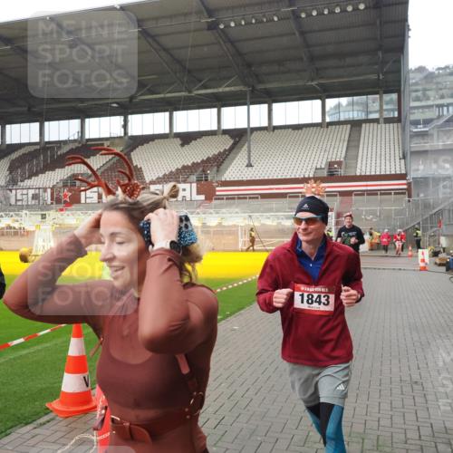 07.12.2025 - St. Pauli X-Mass-Run No. 15 Fabian Wolf http://msf.ph/oto/9420474 07.12.2025 11:39:55 Ziel 533, 1838, 1843, 2031, 2561, 3362 meine-sportfotos.de
