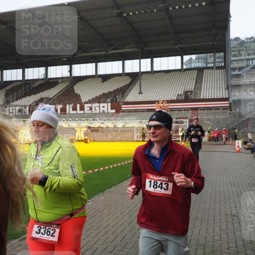 07.12.2025 - St. Pauli X-Mass-Run No. 15 Fabian Wolf http://msf.ph/oto/9420475 07.12.2025 11:39:55 Ziel 533, 1838, 1843, 2031, 2561, 3362 meine-sportfotos.de