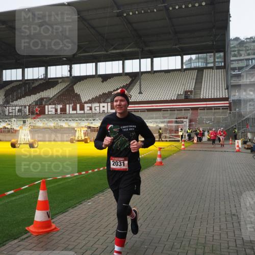 07.12.2025 - St. Pauli X-Mass-Run No. 15 Fabian Wolf http://msf.ph/oto/9420479 07.12.2025 11:39:57 Ziel 533, 1168, 1169, 1838, 1843, 2031, 2561, 3362 meine-sportfotos.de