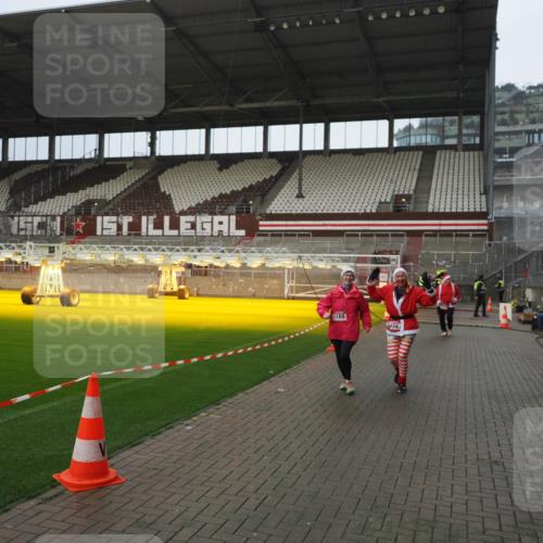 07.12.2025 - St. Pauli X-Mass-Run No. 15 Fabian Wolf http://msf.ph/oto/9420482 07.12.2025 11:40:06 Ziel 1168, 1169, 1533, 1838, 1843, 2031, 2561 meine-sportfotos.de