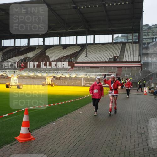 07.12.2025 - St. Pauli X-Mass-Run No. 15 Fabian Wolf http://msf.ph/oto/9420483 07.12.2025 11:40:06 Ziel 1168, 1169, 1533, 1838, 1843, 2031, 2561 meine-sportfotos.de