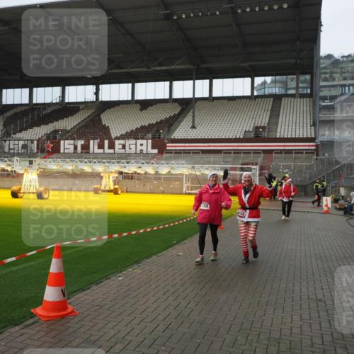 07.12.2025 - St. Pauli X-Mass-Run No. 15 Fabian Wolf http://msf.ph/oto/9420484 07.12.2025 11:40:07 Ziel 1168, 1169, 1533, 1838, 1843, 2031 meine-sportfotos.de