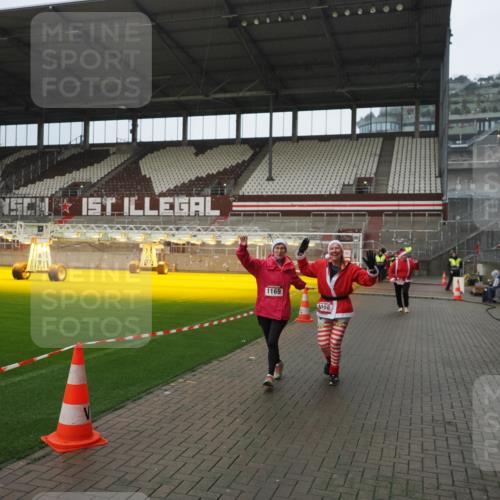 07.12.2025 - St. Pauli X-Mass-Run No. 15 Fabian Wolf http://msf.ph/oto/9420486 07.12.2025 11:40:07 Ziel 1168, 1169, 1533, 1838, 1843, 2031 meine-sportfotos.de