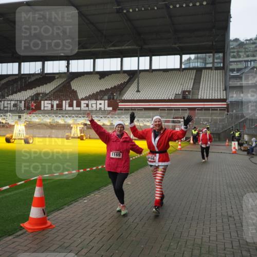 07.12.2025 - St. Pauli X-Mass-Run No. 15 Fabian Wolf http://msf.ph/oto/9420488 07.12.2025 11:40:08 Ziel 1168, 1169, 1533, 2031 meine-sportfotos.de