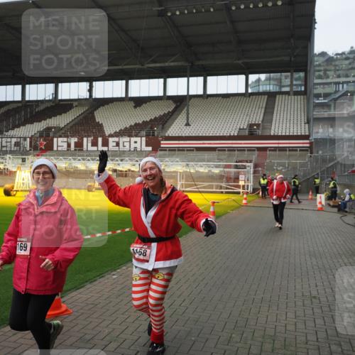 07.12.2025 - St. Pauli X-Mass-Run No. 15 Fabian Wolf http://msf.ph/oto/9420493 07.12.2025 11:40:09 Ziel 1168, 1169, 1533, 2031 meine-sportfotos.de