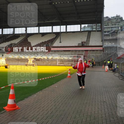 07.12.2025 - St. Pauli X-Mass-Run No. 15 Fabian Wolf http://msf.ph/oto/9420497 07.12.2025 11:40:12 Ziel 1168, 1169, 1533 meine-sportfotos.de