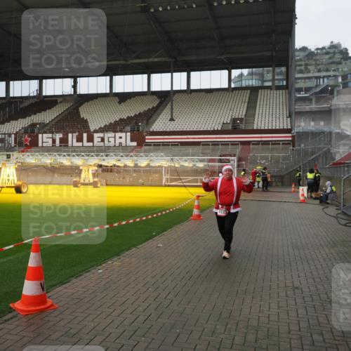 07.12.2025 - St. Pauli X-Mass-Run No. 15 Fabian Wolf http://msf.ph/oto/9420498 07.12.2025 11:40:12 Ziel 1168, 1169, 1533 meine-sportfotos.de