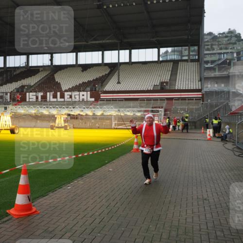 07.12.2025 - St. Pauli X-Mass-Run No. 15 Fabian Wolf http://msf.ph/oto/9420499 07.12.2025 11:40:12 Ziel 1168, 1169, 1533 meine-sportfotos.de