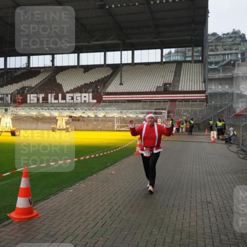 07.12.2025 - St. Pauli X-Mass-Run No. 15 Fabian Wolf http://msf.ph/oto/9420500 07.12.2025 11:40:12 Ziel 1168, 1169, 1533 meine-sportfotos.de