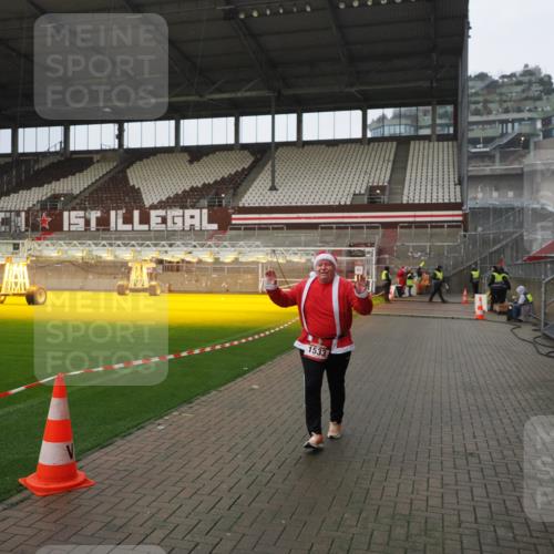 07.12.2025 - St. Pauli X-Mass-Run No. 15 Fabian Wolf http://msf.ph/oto/9420501 07.12.2025 11:40:13 Ziel 1168, 1169, 1533 meine-sportfotos.de