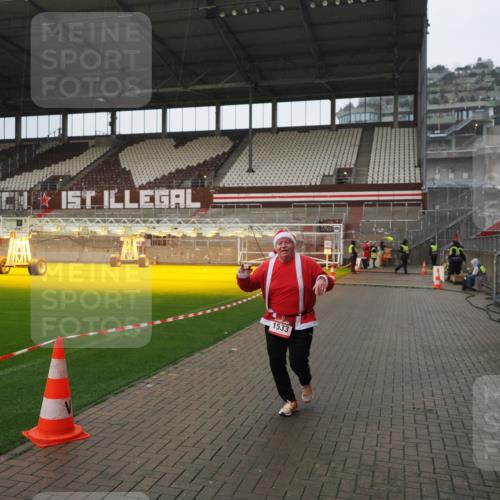 07.12.2025 - St. Pauli X-Mass-Run No. 15 Fabian Wolf http://msf.ph/oto/9420502 07.12.2025 11:40:13 Ziel 1168, 1169, 1533 meine-sportfotos.de