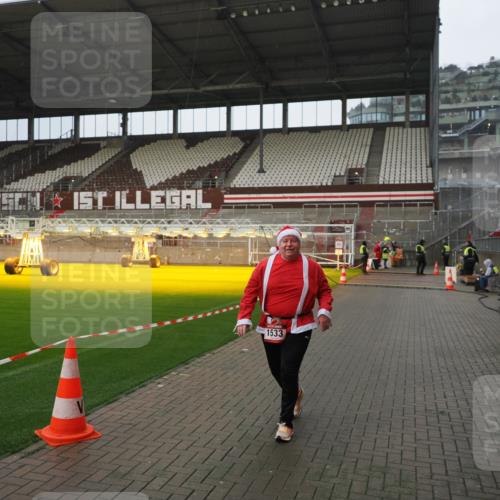 07.12.2025 - St. Pauli X-Mass-Run No. 15 Fabian Wolf http://msf.ph/oto/9420503 07.12.2025 11:40:13 Ziel 1168, 1169, 1533 meine-sportfotos.de