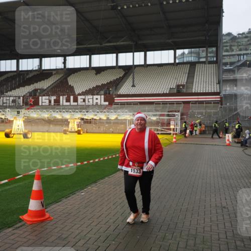 07.12.2025 - St. Pauli X-Mass-Run No. 15 Fabian Wolf http://msf.ph/oto/9420504 07.12.2025 11:40:13 Ziel 1168, 1169, 1533 meine-sportfotos.de