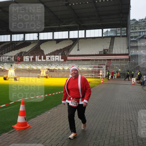 07.12.2025 - St. Pauli X-Mass-Run No. 15 Fabian Wolf http://msf.ph/oto/9420505 07.12.2025 11:40:14 Ziel 1168, 1169, 1533 meine-sportfotos.de