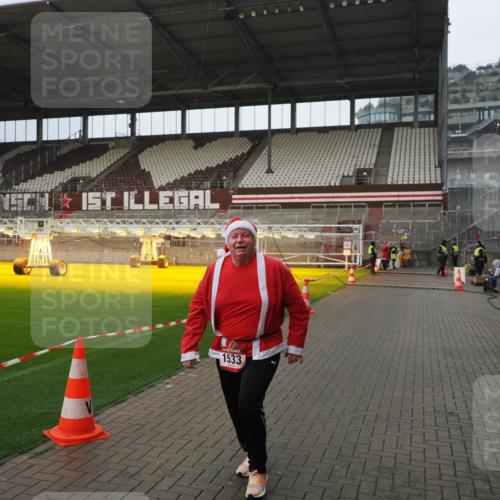 07.12.2025 - St. Pauli X-Mass-Run No. 15 Fabian Wolf http://msf.ph/oto/9420506 07.12.2025 11:40:14 Ziel 1168, 1169, 1533 meine-sportfotos.de