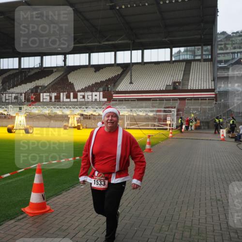 07.12.2025 - St. Pauli X-Mass-Run No. 15 Fabian Wolf http://msf.ph/oto/9420507 07.12.2025 11:40:14 Ziel 1168, 1169, 1533 meine-sportfotos.de