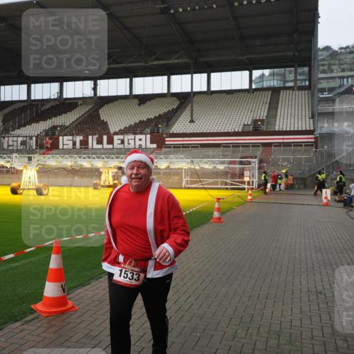 07.12.2025 - St. Pauli X-Mass-Run No. 15 Fabian Wolf http://msf.ph/oto/9420508 07.12.2025 11:40:14 Ziel 1168, 1169, 1533 meine-sportfotos.de