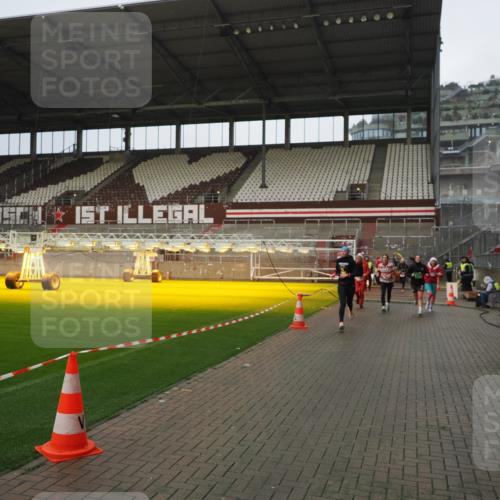 07.12.2025 - St. Pauli X-Mass-Run No. 15 Fabian Wolf http://msf.ph/oto/9420510 07.12.2025 11:40:22 Ziel 1756, 2144, 2713, 3554, 3824, 3825 meine-sportfotos.de