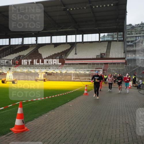07.12.2025 - St. Pauli X-Mass-Run No. 15 Fabian Wolf http://msf.ph/oto/9420512 07.12.2025 11:40:23 Ziel 1756, 2144, 2713, 3554, 3824, 3825, 3850 meine-sportfotos.de