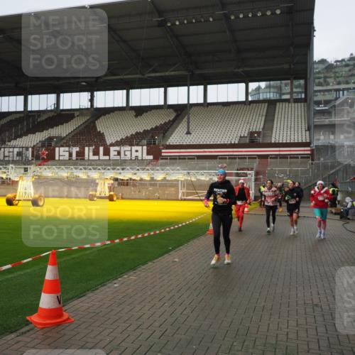 07.12.2025 - St. Pauli X-Mass-Run No. 15 Fabian Wolf http://msf.ph/oto/9420516 07.12.2025 11:40:24 Ziel 1756, 2144, 2713, 3554, 3824, 3825, 3850 meine-sportfotos.de