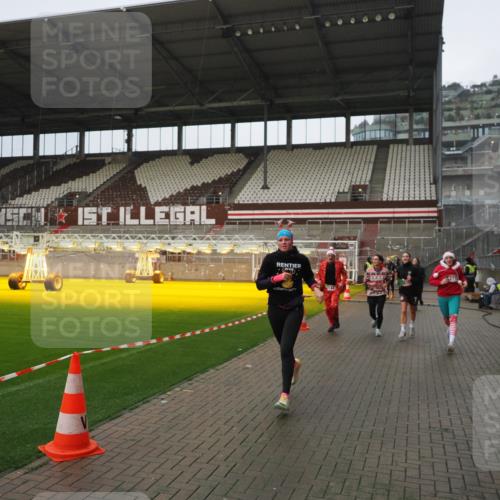 07.12.2025 - St. Pauli X-Mass-Run No. 15 Fabian Wolf http://msf.ph/oto/9420517 07.12.2025 11:40:24 Ziel 1756, 2144, 2713, 3554, 3824, 3825, 3850 meine-sportfotos.de