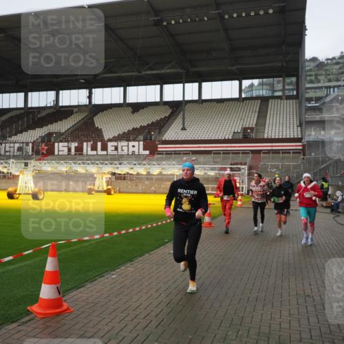 07.12.2025 - St. Pauli X-Mass-Run No. 15 Fabian Wolf http://msf.ph/oto/9420518 07.12.2025 11:40:24 Ziel 1756, 2144, 2713, 3554, 3824, 3825, 3850 meine-sportfotos.de