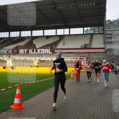 07.12.2025 - St. Pauli X-Mass-Run No. 15 Fabian Wolf http://msf.ph/oto/9420519 07.12.2025 11:40:25 Ziel 1756, 2144, 2713, 3554, 3824, 3825, 3850 meine-sportfotos.de