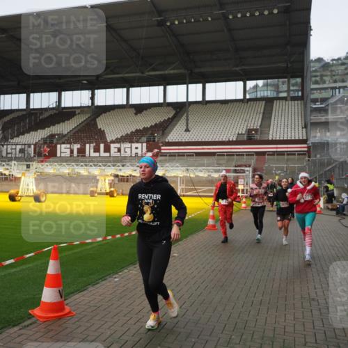 07.12.2025 - St. Pauli X-Mass-Run No. 15 Fabian Wolf http://msf.ph/oto/9420520 07.12.2025 11:40:25 Ziel 1756, 2144, 2713, 3554, 3824, 3825, 3850 meine-sportfotos.de