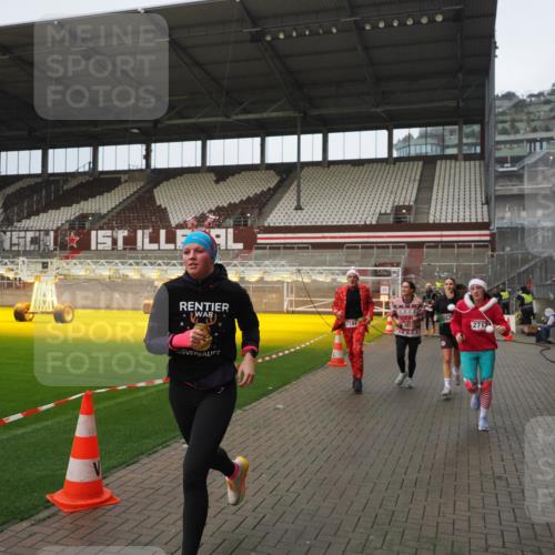 07.12.2025 - St. Pauli X-Mass-Run No. 15 Fabian Wolf http://msf.ph/oto/9420521 07.12.2025 11:40:25 Ziel 1756, 2144, 2713, 3554, 3824, 3825, 3850 meine-sportfotos.de