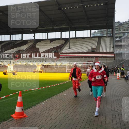 07.12.2025 - St. Pauli X-Mass-Run No. 15 Fabian Wolf http://msf.ph/oto/9420524 07.12.2025 11:40:26 Ziel 1756, 2144, 2713, 3554, 3824, 3825, 3850 meine-sportfotos.de