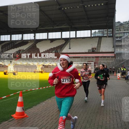 07.12.2025 - St. Pauli X-Mass-Run No. 15 Fabian Wolf http://msf.ph/oto/9420527 07.12.2025 11:40:26 Ziel 1756, 2144, 2713, 3554, 3824, 3825, 3850 meine-sportfotos.de