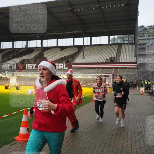 07.12.2025 - St. Pauli X-Mass-Run No. 15 Fabian Wolf http://msf.ph/oto/9420528 07.12.2025 11:40:26 Ziel 1756, 2144, 2713, 3554, 3824, 3825, 3850 meine-sportfotos.de
