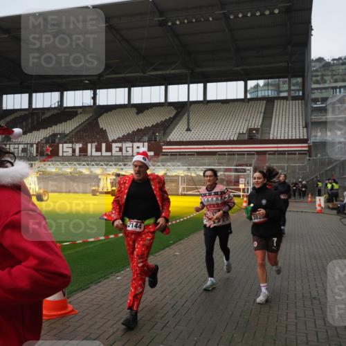 07.12.2025 - St. Pauli X-Mass-Run No. 15 Fabian Wolf http://msf.ph/oto/9420529 07.12.2025 11:40:27 Ziel 1756, 2144, 2713, 3554, 3824, 3825, 3850 meine-sportfotos.de