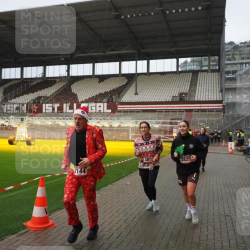 07.12.2025 - St. Pauli X-Mass-Run No. 15 Fabian Wolf http://msf.ph/oto/9420530 07.12.2025 11:40:27 Ziel 1756, 2144, 2713, 3554, 3824, 3825, 3850 meine-sportfotos.de