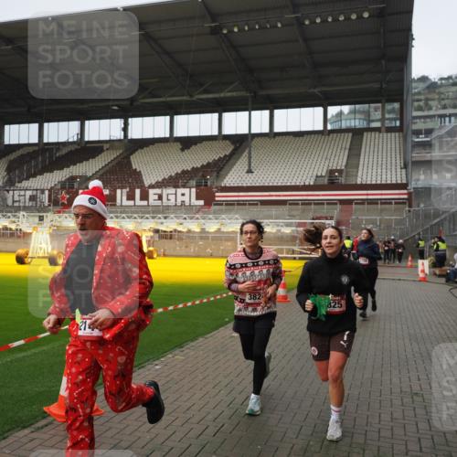 07.12.2025 - St. Pauli X-Mass-Run No. 15 Fabian Wolf http://msf.ph/oto/9420531 07.12.2025 11:40:27 Ziel 1756, 2144, 2713, 3554, 3824, 3825, 3850 meine-sportfotos.de