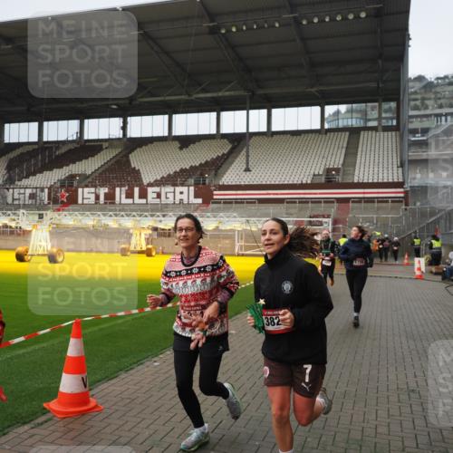 07.12.2025 - St. Pauli X-Mass-Run No. 15 Fabian Wolf http://msf.ph/oto/9420533 07.12.2025 11:40:27 Ziel 1756, 2144, 2713, 3554, 3824, 3825, 3850 meine-sportfotos.de