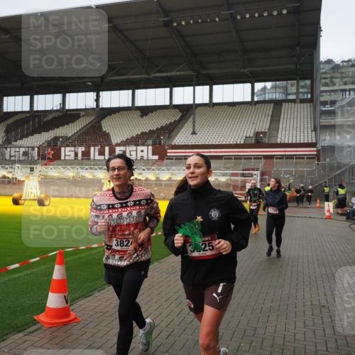07.12.2025 - St. Pauli X-Mass-Run No. 15 Fabian Wolf http://msf.ph/oto/9420534 07.12.2025 11:40:28 Ziel 1756, 2144, 2713, 3554, 3824, 3825, 3850 meine-sportfotos.de