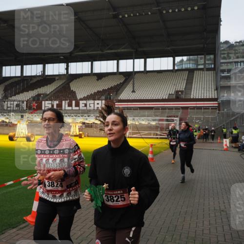 07.12.2025 - St. Pauli X-Mass-Run No. 15 Fabian Wolf http://msf.ph/oto/9420535 07.12.2025 11:40:28 Ziel 1756, 2144, 2713, 3554, 3824, 3825, 3850 meine-sportfotos.de