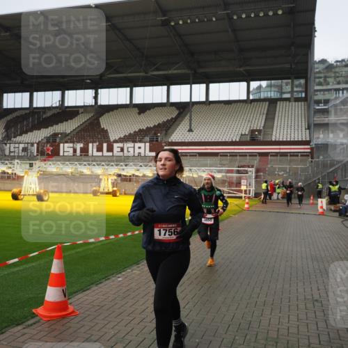 07.12.2025 - St. Pauli X-Mass-Run No. 15 Fabian Wolf http://msf.ph/oto/9420542 07.12.2025 11:40:29 Ziel 1756, 2144, 2713, 3554, 3824, 3825, 3850 meine-sportfotos.de