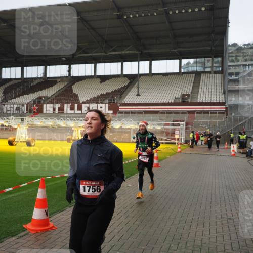 07.12.2025 - St. Pauli X-Mass-Run No. 15 Fabian Wolf http://msf.ph/oto/9420543 07.12.2025 11:40:30 Ziel 1756, 2144, 2416, 2417, 2713, 3554, 3824, 3825, 3850 meine-sportfotos.de