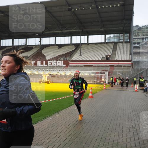 07.12.2025 - St. Pauli X-Mass-Run No. 15 Fabian Wolf http://msf.ph/oto/9420544 07.12.2025 11:40:30 Ziel 1756, 2144, 2416, 2417, 2713, 3554, 3824, 3825, 3850 meine-sportfotos.de