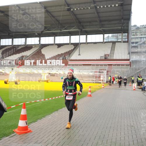 07.12.2025 - St. Pauli X-Mass-Run No. 15 Fabian Wolf http://msf.ph/oto/9420545 07.12.2025 11:40:30 Ziel 1756, 2144, 2416, 2417, 2713, 3554, 3824, 3825, 3850 meine-sportfotos.de
