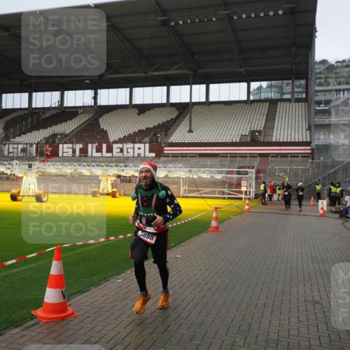 07.12.2025 - St. Pauli X-Mass-Run No. 15 Fabian Wolf http://msf.ph/oto/9420546 07.12.2025 11:40:30 Ziel 1756, 2144, 2416, 2417, 2713, 3554, 3824, 3825, 3850 meine-sportfotos.de