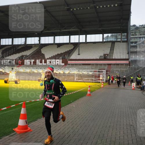 07.12.2025 - St. Pauli X-Mass-Run No. 15 Fabian Wolf http://msf.ph/oto/9420547 07.12.2025 11:40:31 Ziel 1061, 1756, 2144, 2416, 2417, 2713, 3554, 3824, 3825, 3850 meine-sportfotos.de