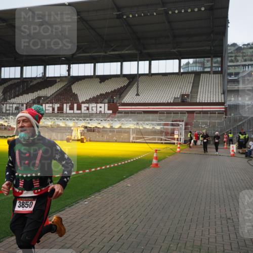 07.12.2025 - St. Pauli X-Mass-Run No. 15 Fabian Wolf http://msf.ph/oto/9420549 07.12.2025 11:40:31 Ziel 1061, 1756, 2144, 2416, 2417, 2713, 3554, 3824, 3825, 3850 meine-sportfotos.de
