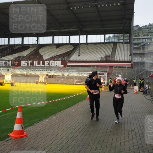 07.12.2025 - St. Pauli X-Mass-Run No. 15 Fabian Wolf http://msf.ph/oto/9420557 07.12.2025 11:40:37 Ziel 52, 1061, 1756, 2144, 2416, 2417, 2713, 3554, 3824, 3825, 3850 meine-sportfotos.de